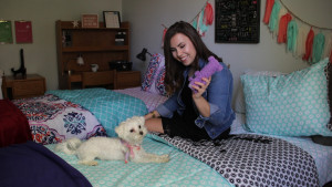 Una estudiante con su mascota en el dormitorio. ¡Somos pet friendly!