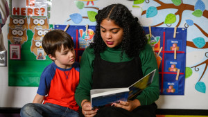 Una estudiante de educación lee en voz alta en The Children's School.