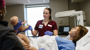 Una estudiante de enfermería aprende en nuestro laboratorio de simulación de alta tecnología.